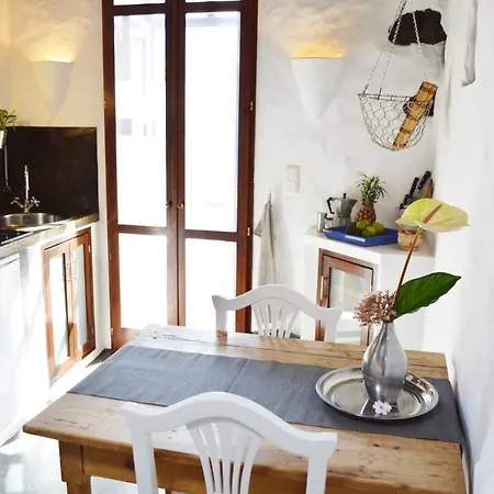 Lägenhet Stylish Getaway With Secluded Patio In Lava Uga