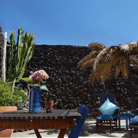 Stylish Getaway With Secluded Patio In Lava *