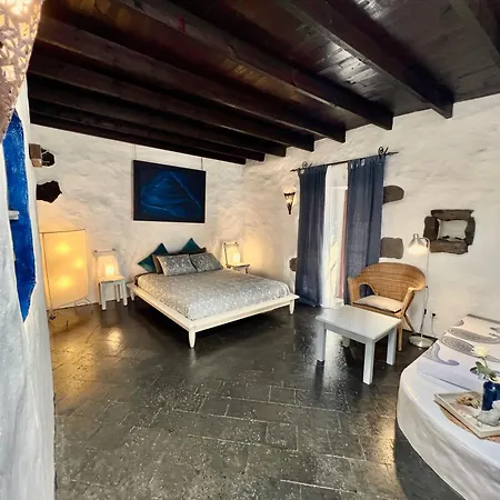 Apartment Stylish Getaway With Secluded Patio In Lava *