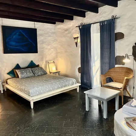 Stylish Getaway With Secluded Patio In Lava *