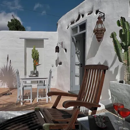 Apartment Stylish Getaway With Secluded Patio In Lava