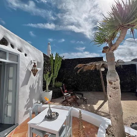 Apartment Stylish Getaway With Secluded Patio In Lava *