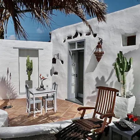 Stylish Getaway With Secluded Patio In Lava Uga