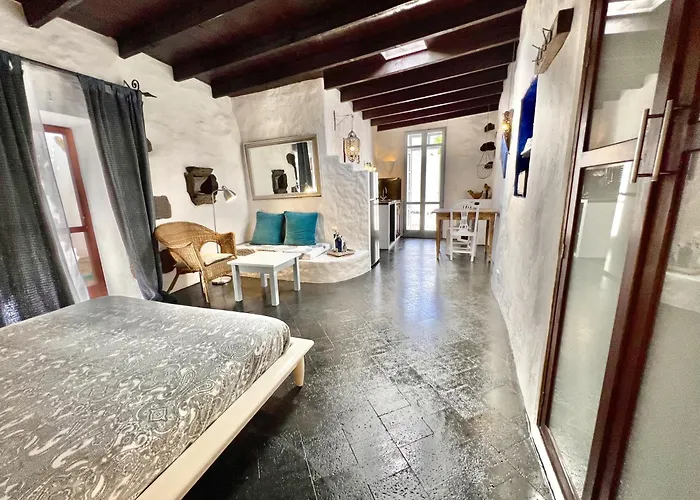 Stylish Getaway With Secluded Patio In Lava Lejlighed