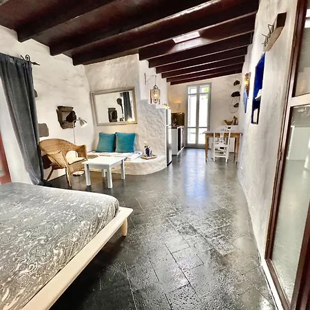 Stylish Getaway With Secluded Patio In Lava Apartmán